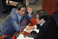 [포토] 대화 나누는 김무성 대표와 김학용 의원