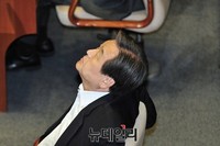 [포토] 천장보는 새누리당 김무성 대표