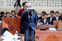 [포토] 의원들에게 인사하는 김현웅 법무장관 후보자