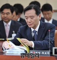 [포토] 자료 정리하는 김현웅 법무부장관 후보자