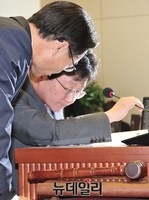 [포토] 대화 나누는 유승민 원내대표와 조해진 수석