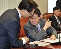 [포토] 대화 나누는 유승민-조해진