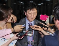 [포토] 기자들의 질문에 답하는 새누리당 유승민 원내대표