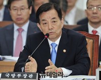 [포토] 질문에 답하는 한민구 국방장관