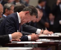 [포토] 후원 약정서 작성하는 허창수 전경련회장