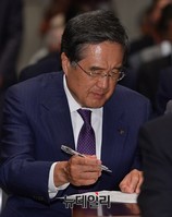 [포토] 후원 약정서 작성하는 방상훈 조선일보 사장