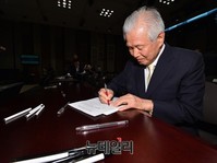 [포토] 후원 약정서 작성하는 이인수 박사