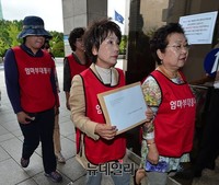 [포토] 이승만 망명보도 규탄, 청원문 전달하는 주옥순대표