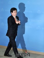 [포토] 사퇴 기자회견 위해 입장하는 유승민 원내대표