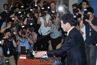 [포토] 정론관 떠나는 유승민 원내대표