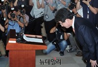 [포토] 인사하는 새누리당 유승민 원내대표
