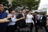 [포토] 기자회견 끝내고 떠나는 새누리당 유승민 원내대표