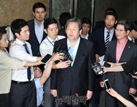 [포토] 의원총회 직후 기자들과 만난 새누리당 김무성 대표