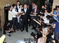 [포토] 기자들의 질문에 답하는 새누리당 김무성 대표