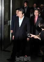 [포토] 굳은 얼굴로 의총장 밖으로 나온 김무성 대표