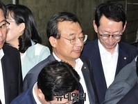 [포토] 의원총회 마치고 나오는 새누리당 이정현 의원