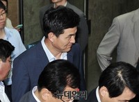 [포토] 의원총회 마치고 나오는 새누리당 김태호 의원