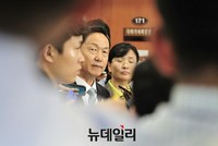 [포토] 기자들의 질문에 답하는 김상곤 혁신위원장
