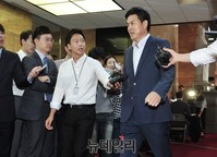 [포토] 의원총회 참석하는 새누리당 김태호 의원