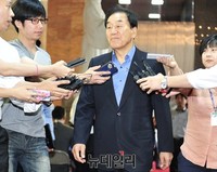 [포토] 새누리당 의원총회 입장하는 이재오 의원