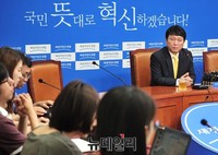 [포토] 기자들의 질문에 답하는 새정치 최재성 사무총장