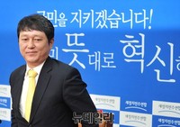 [포토] 퇴장하는 새정치민주연합 최재성 사무총장