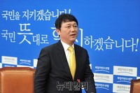 [포토] 기자회견 마치고 떠나는 최재성 사무총장