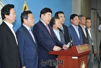 [포토] 새정치 탈당 선언하는 전직 당직자 및 당원