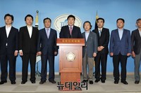 [포토] 새정치 탈탕 선언하는 전 당직자 및 당원들