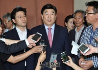 [포토] 기자들의 질문에 답하는 정진후 전 사무부총장