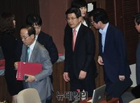 [포토] 본회의장 떠나는 황교안 국무총리