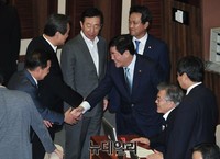 [포토] 새정치 지도부와 대화 나누는 김무성-최경환