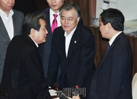 [포토] 대화 나누는 김무성-문재인-이종걸