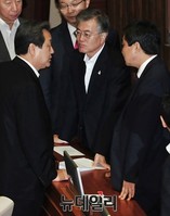 [포토] 본회의장에서 만난 김무성-문재인-이종걸