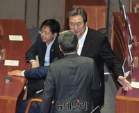 [포토] 대화 나누는 새누리당 김무성 대표와 새정치 김동철 의원