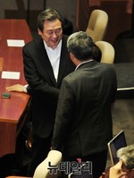 [포토] 악수 나누는 김무성 대표와 새정치 김동철 의원