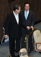 [포토] 대화 나누는 김무성 새누리당 대표와 이병석 전 부의장