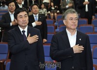 [포토] 국민의례하는 문재인 대표와 이종걸 원내대표