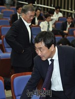 [포토] 자리에 앉는 문재인 대표와 이종걸 원내대표