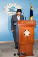 [포토] 인사하는 새정치민주연합 박지원 의원