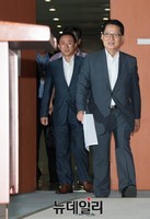 [포토] 기자회견장으로 입장하는 새정치 박지원 의원