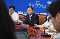 [포토] 기자들의 질문에 답하는 김상곤 혁신위원장