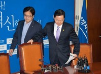 [포토] 자리에 앉는 김상곤 새정치 혁신위원장