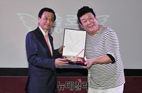 [포토] 개그맨 유민상, 총각이 출산장려협회 감사패를?