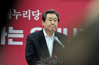 [포토] 기자들의 질문에 답하는 새누리당 김무성 대표