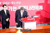 [포토] 인사하는 새누리당 김무성 대표