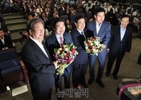 [포토] 축하받는 원유철 신임 원내대표