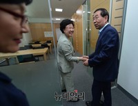 [포토] 악수나누는 박원순-한명숙