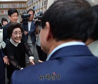 [포토] 악수나누는 이희호-박원순