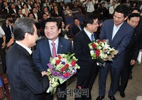 [포토] 축하받는 원유철 신임 원내대표와 김정훈 정책위의장